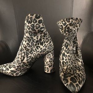 Beautiful velvet heels size 12